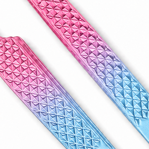 Pince à épiler de précision pour cils avec pointe lisse, design métallique dégradé rose et bleu ciel pour une application facile - Product Image 3