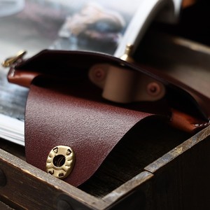 Étui à lunettes classique en cuir marron avec fermeture à pression dorée et attache porte-clés - Product Image 4