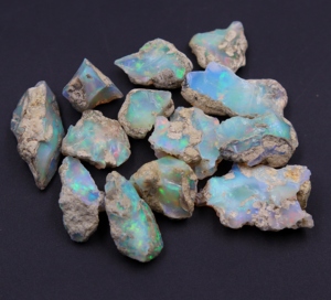 Opale d'Éthiopie naturelle brute, opales multicolores de bonne qualité, pierres brutes de taille libre, prix de gros, pierre de naissance d'octobre, rouge et verte - Product Image 2