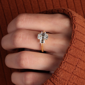 Bague de fiançailles en or 14 carats avec 3 diamants de laboratoire, taille coussin au centre et pierres latérales taille baguette - Product Image 2