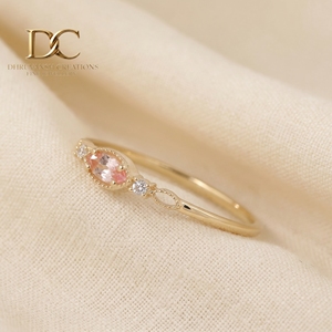 แหวนทองคำแท้ 14KT สีเหลืองทอง ดีไซน์หรูหรา ประดับเพชรเลี้ยงในห้องปฏิบัติการ และพลอยแซฟไฟร์พัพพาร์ชาเลี้ยงในห้องปฏิบัติการ ได้รับการรับรองจาก IGI สำหรับสุภาพสตรี - Product Image 5