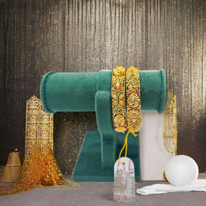 Brazalete de Oro Sólido de 22K, Estilo Templo Antiguo, Kada Nupcial India con Motivo de Elefante, Piedras Rosas y Verdes, Joyería Tradicional Nakshi - Product Image 1