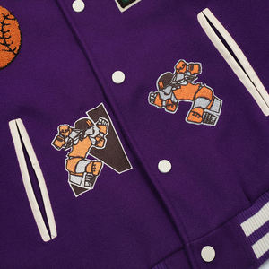 เสื้อแจ็คเก็ตบอมเบอร์หนังขนสัตว์คุณภาพสูงสำหรับผู้ชาย ดีไซน์วาร์ซิตี้ทันสมัย ปักลายด้านหน้า บริการ OEM - Product Image 4