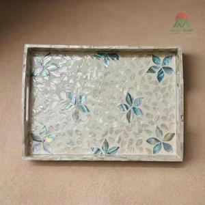Plateau rectangulaire incrusté de nacre avec motif floral, style bohème artisanal, plateau de service décoratif avec poignées - Product Image 1