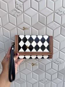 Bolso de Mano de Cuero Tallado a Mano, Elegante Bolso de Mano con Patrón a Cuadros Blanco y Negro, con Correa para la Muñeca, Estilo Occidental, para Uso Diario de Mujeres - Product Image 1