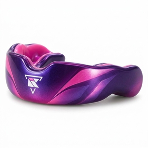 Protège-dents sportif conçu avec un matériau flexible, des bords lisses et un ajustement confortable, offrant une protection pratique pendant les activités sportives. - Product Image 6