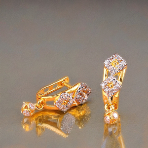 Pendientes de clip de oro de 18 quilates de primera calidad para mujer, pendientes elegantes de moda con tachuelas de diamantes para uso diario y tradicional - Product Image 1
