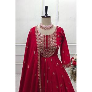 ชุดพรหมออกแบบด้วยเย็บปักถักร้อยลำดับงาน pent และ dupatta รวม - Product Image 5