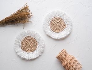 Los posavasos de macramé y ratán se pueden usar como centros de mesa para velas, flores o artículos decorativos en mesas de comedor o mesas de café. - Product Image 4