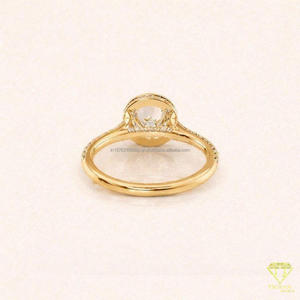 Bague de fiançailles solitaire minimaliste en or jaune avec diamant de laboratoire taille ronde serti clos et bande pavée de diamants - Product Image 5
