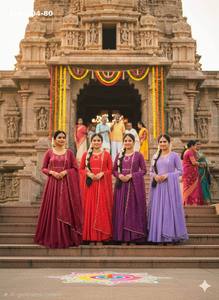 Vestido étnico de alta calidad en seda Vichitra con trabajo manual y dupatta con lentejuelas, fabricado en Surat. - Product Image 2