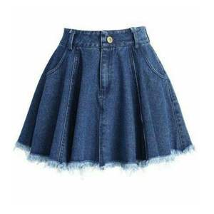 Shorts en jean bleu taille haute pour femme avec fermeture éclair sur le devant et poches, style utilitaire, pour le printemps - Product Image 2