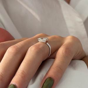 Bague de fiançailles demi-sertie à l'est et à l'ouest avec diamant de laboratoire allongé taille coussin de 2,5 carats, certifiée IGI - Product Image 2