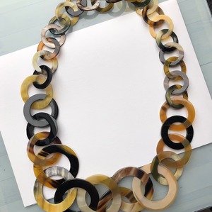 Collar de Cuerno de Búfalo Moderno y Ecológico Hecho a Mano, Fabricación India, Cadenas con Incrustaciones de Perlas, Diseño Único, Regalo de Boda - Product Image 5