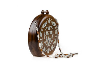 Bolso de mano de madera con incrustaciones de nácar hecho a mano, con un elegante acabado de lujo, para invitadas de bodas, eventos nupciales y fiestas. - Product Image 2
