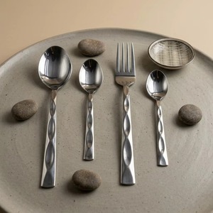 Juego de Cubiertos de Diseño Exclusivo con Acabado Plateado Brillante y Mango con Diseño Martillado para Cubertería de Mesa - Product Image 2