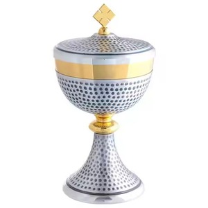 ภาชนะทองเหลืองสำหรับใส่ศีลมหาสนิท พร้อมฝาปิดตกแต่งอย่างสวยงาม สำหรับการนมัสการศีลมหาสนิทและงานสังสรรค์ทางศาสนา - Product Image 1