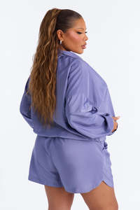 Ensemble décontracté 2 pièces coupe-vent léger pour femme : sweat à capuche zippé à col montant et short à coupe décontractée avec poignets élastiques - Product Image 2