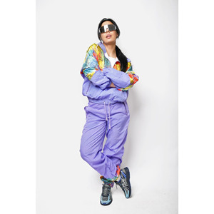 Ensemble veste coupe-vent rétro et short pour femme OEM, personnalisé, en nylon léger, style streetwear, avec short coupe-vent et sweats à capuche. - Product Image 4