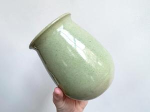 แจกันเซรามิกสีเขียวมิ้นท์สงบ พร้อมรูปทรงโค้งมนอันนุ่มนวล เคลือบเงาแบบมีลายจุดเล็กน้อย และดีไซน์เหนือกาลเวลาสำหรับพื้นที่ใช้สอยสมัยใหม่ - Product Image 5