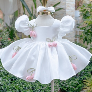 Vestido de Princesa de Satén para Niñas con Detalles de Flores de Tulipán, Mangas Abullonadas y Falda Amplia, Elegante Ropa de Fiesta para Venta al por Mayor en Boutiques OEM - Product Image 1