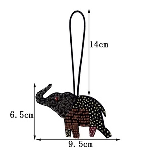 พวงกุญแจรูปปลาสีดำทอง งานแฮนด์เมดสไตล์วินเทจ ประดับคริสตัลหลากสี ตัวอักษรภาษาอังกฤษแบบเรียงต่อกัน พร้อมสายคล้องข้อมือ - Product Image 6