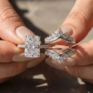 Ensemble de bagues de mariage en moissanite taille radiant 925 avec anneau de mariage en forme de couronne plaqué or jaune, blanc et rose. - Product Image 6