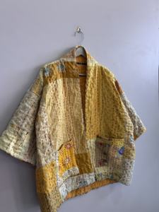 Veste traditionnelle indienne faite à la main, patchwork bohème, brodée et matelassée Kantha pour femmes - Product Image 4