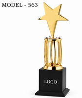 Elegante trofeo de reconocimiento con construcción metálica de primera calidad y acabado pulido de alta calidad.