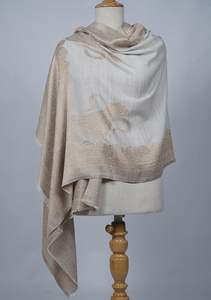 Châle en cachemire et laine fine VIC pour femme, motif cachemire taupe, élégant, finition brillante, idéal pour l'hiver et le quotidien - Product Image 4