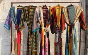 Kimono de Seda Sari Reciclada – Kimono Boho con Patchwork, Túnica Vintage Hecha a Mano, Ropa de Estar Sostenible, Prenda para Festivales - Product Image 2