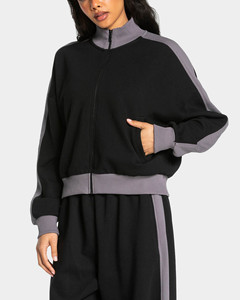 Survêtements pour femmes en deux pièces, veste de football noire à fermeture éclair personnalisée OEM et pantalon de jogging à jambes larges avec rayures, vêtements de sport respirants - Product Image 4