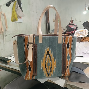 Bolso Tote Tejido Estilo Suroeste al por Mayor, Bolso de Hombro Geométrico Hecho a Mano con Correas de Cuero, Bolso de Mano Estilo Bohemio Tribal - Product Image 5
