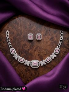 Conjunto de Collar y Aretes de Oro con Incrustaciones de Kundan y Perlas, Joyería de Boda para Mujer, Estilo Clásico, Diseño Geométrico - Product Image 1