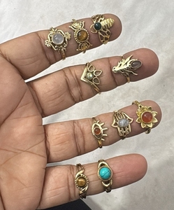 Mini-bague en laiton avec sertissage clos, ornée de petites pierres précieuses naturelles mélangées, idéale pour fiançailles, mariage ou fête, pour femme, fabriquée en Inde - Product Image 3