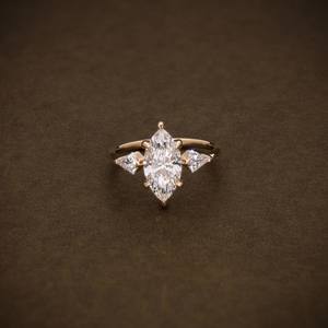 Anillo de compromiso con diamante de laboratorio certificado IGI, corte marquesa, con diamantes laterales de corte cometa, anillo de tres piedras, oro de 18 quilates - Product Image 1