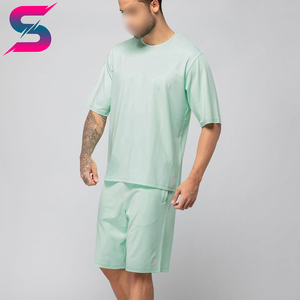 Conjunto de camiseta y pantalones cortos de punto casual, transpirable, cómodo, para verano, en color verde menta sólido, para hombre. - Product Image 2