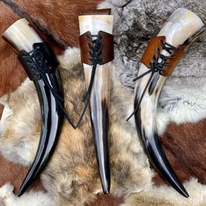 Corne à boire artisanale haut de gamme style Viking, en corne de bœuf naturelle polie, avec support en cuir, cadeau d'articles de bar historiques nordiques - Product Image 1