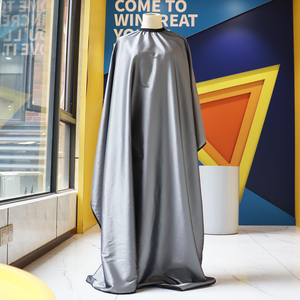 ผ้าคลุมตัดผมสีเทาขายส่งสำหรับร้านตัดผม ออกแบบโลโก้ได้ตามต้องการ ผ้าโพลีเอสเตอร์กันน้ำสำหรับผู้ชาย ผ้าคลุมสำหรับร้านเสริมสวย - Product Image 2