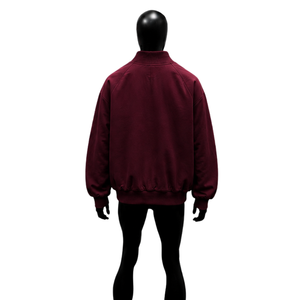 Chaqueta universitaria de lana color granate para hombre y mujer, estilo bomber extragrande personalizado con cierre de botones a presión y cuello y puños acanalados. - Product Image 2