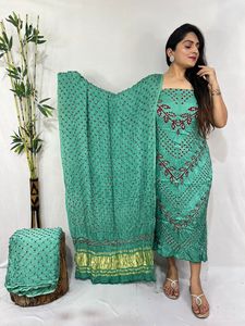 Ensemble de costume en pure soie modale Bandhani avec dupatta en tissu, collection traditionnelle pour festivals, mariages et fêtes - Product Image 1