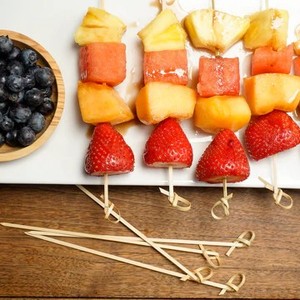 Lot de 50 pics à nœuds en bambou de 6,5 pouces – Élégants pics à fruits et à cocktails en forme de nœud papillon pour mariages, fêtes et camping, fourchettes à apéritif - Product Image 4