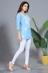 เสื้อคุर्ติผ้าฝ้ายปักลายสีน้ำเงินสำหรับผู้หญิง สไตล์ลักนาวี ชิกันคารี เสื้อคลุมตูนิคสำหรับผู้หญิง แขน 3/4 คอกลม เสื้อคุर्ตาสไตล์ชาติพันธุ์ - Product Image 2