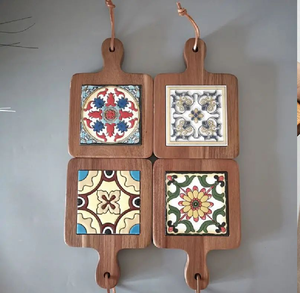 Socles à casseroles suspendus en bois, carreaux à motifs vintage, articles de cuisine décoratifs pour mur. Disponible aux prix de gros. - Product Image 1