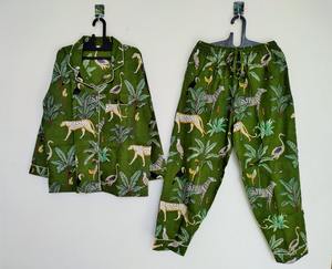 Ensemble pyjama pour femmes en coton biologique 100% respirant ultra-doux à imprimé animal noir, haut court à col en V et pantalon à cordon de serrage - Product Image 1