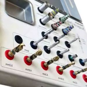 ชุดเครื่องมือผ่าตัดสำหรับการปลูกถ่ายรากฟันเทียม สำหรับการดำเนินการปลูกถ่ายแบบมืออาชีพ อุปกรณ์ทันตกรรมระดับพรีเมียม - Product Image 2