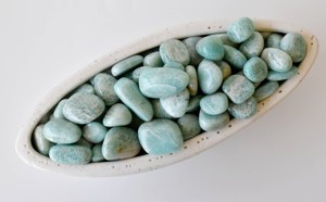 หินอะมาโซไนต์สีเขียวคุณภาพพรีเมียมขายส่ง หินคริสตัลบำบัดสำหรับการทำสมาธิ ตกแต่งบ้าน และของขวัญ - Product Image 4