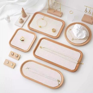 Plateau à bijoux en bois avec insert en lin, design minimaliste pour l'affichage des bagues - Product Image 1