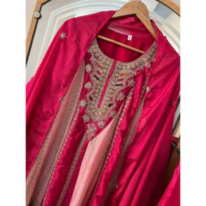 Magnifique Salwar Kameez en soie pour les fêtes, composé d'un haut, d'un bas et d'un dupatta, avec broderie multi-aiguilles. - Product Image 2