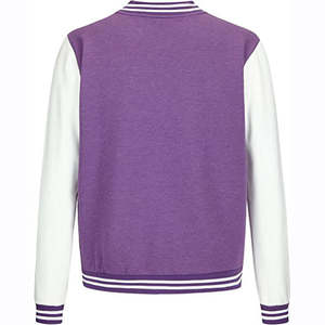 Mangas de piel sintética de tacto premium y detalles de letras llamativas que aportan energía a los atuendos diarios con jeans. - Product Image 3